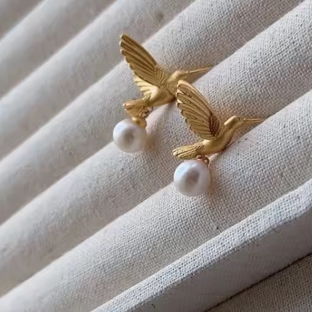 Vintage Hummingbird Pearl Gold Earrings - Picture 3 of 4